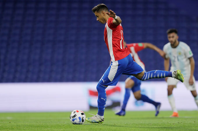 Romero mở tỷ số cho Paraguay. Ảnh: Reuters.