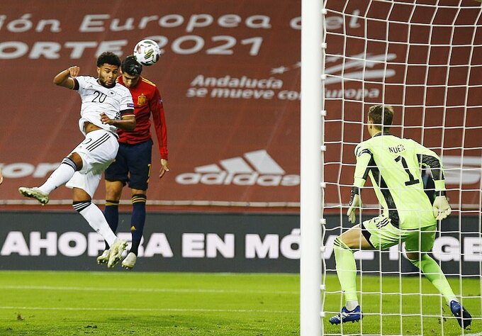 Morata (áo đỏ) mở màn cho chiến thắng đậm đà bằng cú đánh đầu chính xác ở phút 17. Ảnh: Reuters.