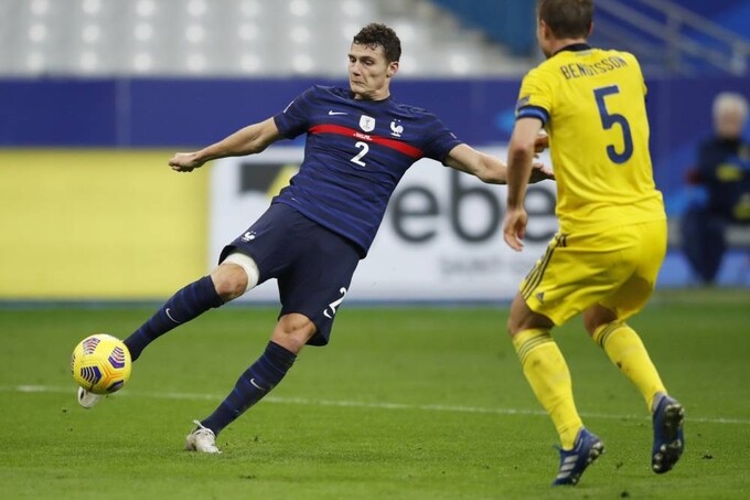 Pavard tái hiện tuyệt phẩm ghi bàn vào lưới Argentina ở World Cup 2018 bằng cú bắt vô-lê tung lưới Thuỵ Điển, nâng tỷ số lên 2-1 ở phút 36. Ảnh: France Football