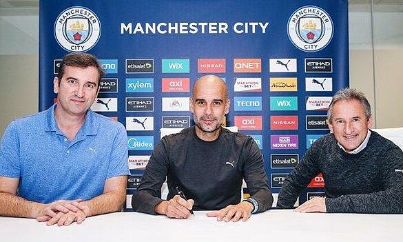 Guardiola (giữa) ký hợp đồng cùng CEO Soriano (trái) và Begiristain (phải). Ảnh: ManCity.com