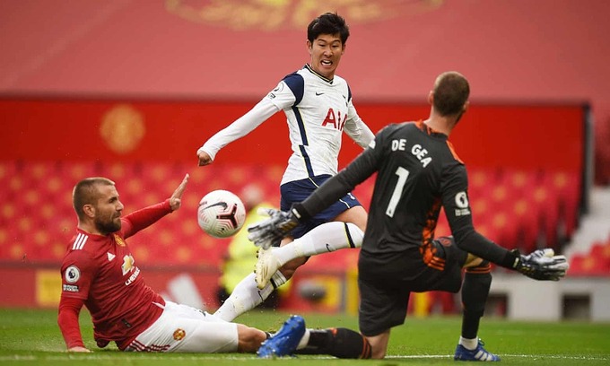 Son Heung-min dứt điểm qua người Luke Shaw và De Gea, giúp Tottenham dẫn lại 2-1. Ảnh: Reuters.
