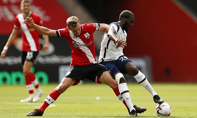 Ndombele (phải) che chắn và xoay người khéo léo dẫn tới bàn gỡ hòa 1-1 của Tottenham.