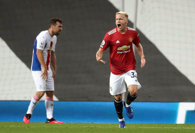 Van De Beek ghi bàn trong trận chính thức đầu tiên cho Man Utd. Ảnh: Reuters.