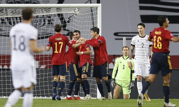 Ferran Torres (số 18) lập hat-trick vào lưới Đức. Ảnh: Reuters.